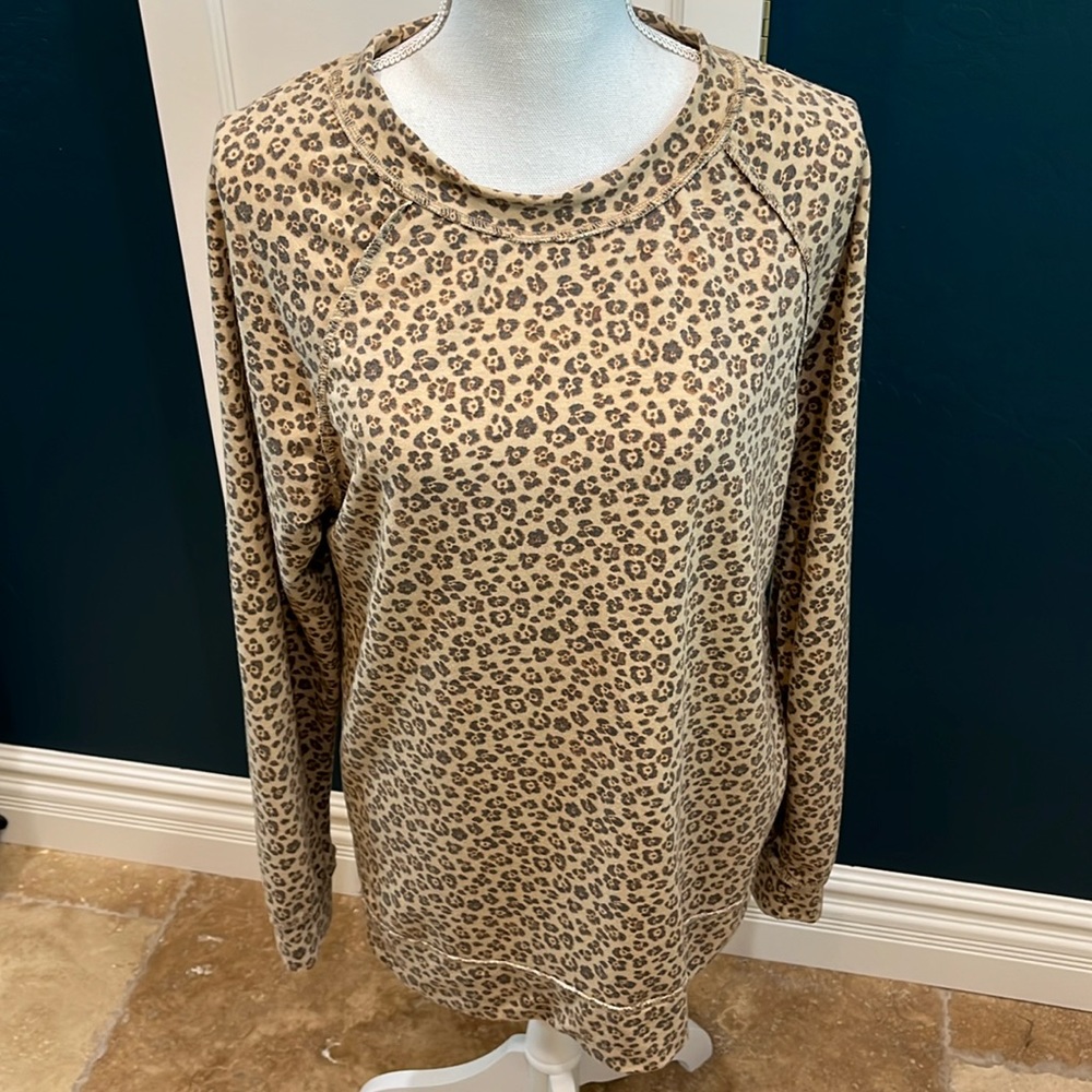 Leopard 🐆 print long sleeve top.